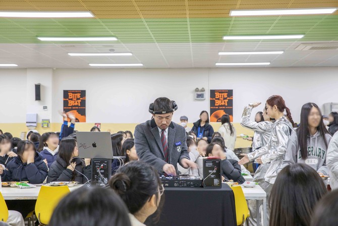 지난 19일 한광여고와 한광남고 급식실에서 열린 '바이트더비트' DJ 공연. ⓒ 아워홈
