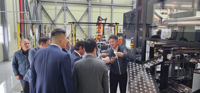 (우측 첫번째) 정철원 대표가 자사의 기술을 직접 시연하고 있다. ⓒ 디알티