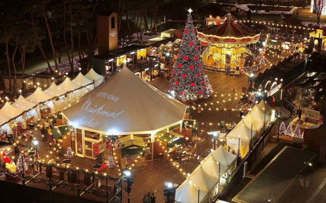 롯데호텔앤리조트가 잠실 롯데월드타워 월드파크 잔디광장에서 열리는 '롯데타운 크리스마스 마켓'에 참여해 다양한 호텔 F&B 상품을 선보이는 부스를 운영한다. © 롯데백화점