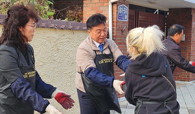 최재구 군수와 봉사자들이 사랑의 연탄 나눔 봉사활동을 하고 있다. ⓒ 예산군