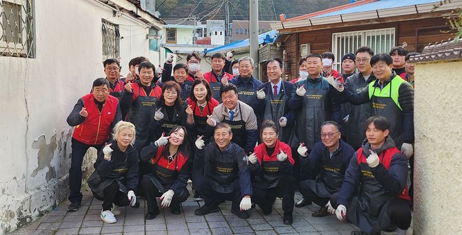 최재구 군수가 지난 20일 예산군사회복지협의회 주관으로 난방 취약계층을 돕기 위한 '사랑의 연탄 나눔 봉사'를 실시 후 관계자들과 함께 기념촬영을 하고 있다. ⓒ 예산군