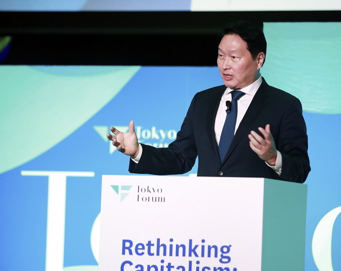 최태원 SK그룹 회장이 21일 일본 도쿄대 야스다 강당에서 개최된 '도쿄포럼 2025'에서 개회사를 하고 있다. ⓒ SK그룹