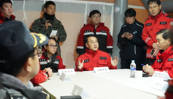 김인호 산림청장(가운데)이 21일 강원특별자치도 인제군 기린면 산불현장통합지휘본부에서 대책회의를 주재하고 있다. ⓒ 산림청