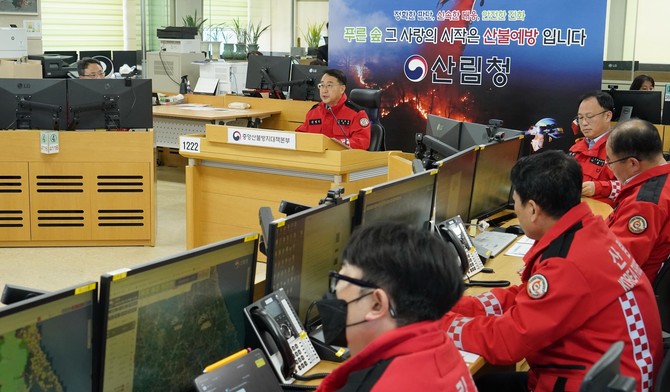 김인호 산림청장(가운데)이 21일 중앙산불방지대책본부에서 주말 산불대비태세 강화를 지시하고 있다. ⓒ 산림청