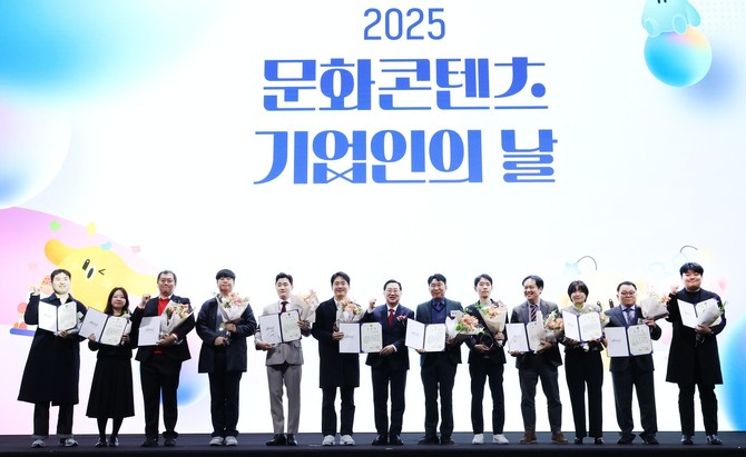 21일 호텔ICC에서 열린 '2025 대전콘텐츠기업인의 날' 행사에서 콘텐츠산업 발전에 기여한 유공자 24명에게 표창을 수여 후 기념촬영을 하고 있다. ⓒ 대전시