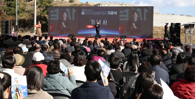 충청남도와 보령시는 21일 보령시 원산도해수욕장 일원에서 '섬문화예술플랫폼 기공식'에서 박정주 행정부지사가 기념사를 하고 있다. ⓒ 충남도