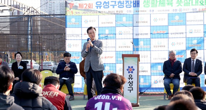 조원휘 의장이 22일 유성구 원신흥동에서 열린 '제2회 유성구청장배 생활체육 풋살대회'에 참석해 생활체육 도시 조성을 위한 정책적 지원을 약속하고 있다. ⓒ 의회사무국