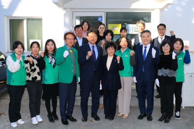수성구 새마을문고는 지난 21일 수성구 함장생활문화센터 1층에 마련된 북카페를 새마을문고 작은도서관으로 지정하고 현판식을 개최했다. ⓒ 수성구