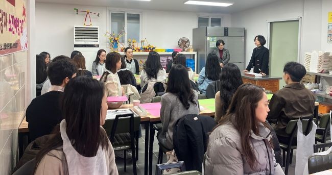 남미경 경주시 시민복지국장이 지난 20일 사회복지업무 담당 공무원을 대상으로 실시한 소진예방 교육에서 인사말을 전하고 있다. ⓒ 경주시