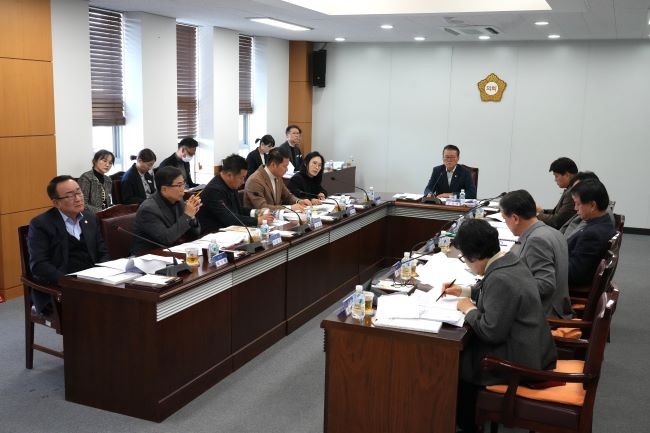 영천시의회 전체 의원 정례간담회 모습. ⓒ 영천시의회