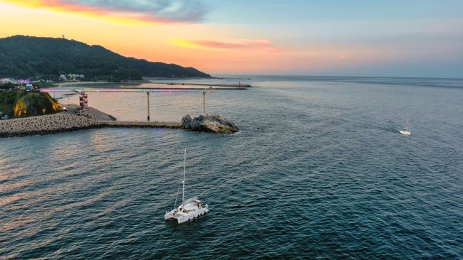 울진군은 지역 관광지를 체험할 수 있는 기회를 제공하기 위해‘ 험생 특별 모바일 스탬프투어를 운영한다(요트 체험). ⓒ 울진군