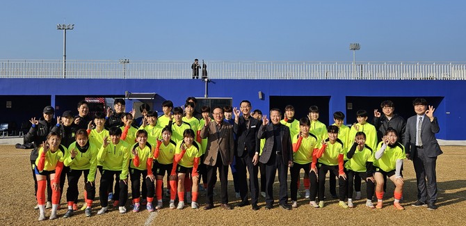 대한민국 여자 U-19 축구대표팀이 20일부터 23일까지 4일간 보령스포츠파크에서 진행한 전지훈련을 개최 후 단체 기념촬영을 하고 있다. ⓒ 보령시