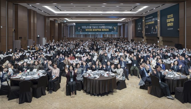 지난 21일 대전 ICC호텔에서 열린 '2025 미래여성경제인육성사업 통합 워크숍'에서 전체 참석자들이 기념촬영을 하고 있다. ⓒ 한국여성경제인협회