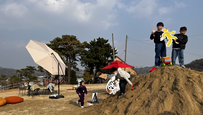 장평면에 조성된 야외 모래 구릉지에서 아이들이 놀이 프로그램을 즐기며 활기찬 시간을 보내고 있다. ⓒ 청양군