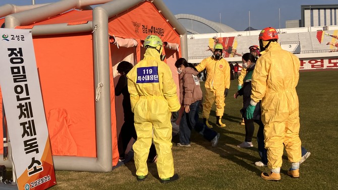 고성군이 군민의 생명과 안전을 지키기 위해 고성군종합운동장에서 '2025년 생물테러 대응 대규모 모의훈련'을 실시하고 있다. ⓒ 고성군