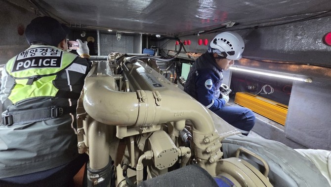 겨울철 낚시어선 합동 안전점검을 진행하고 있는 보령해경. ⓒ 보령해경