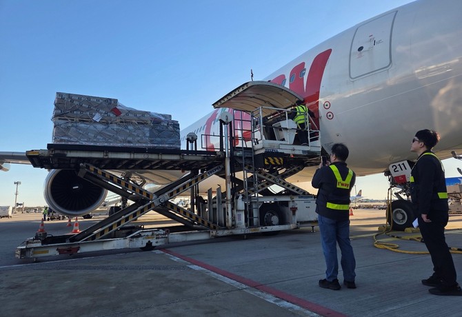 티웨이항공 및 관계자들이 실제 탑재 작업 이행 등 화물운송 품질 점검을 진행하고 있다. ⓒ 티웨이항공