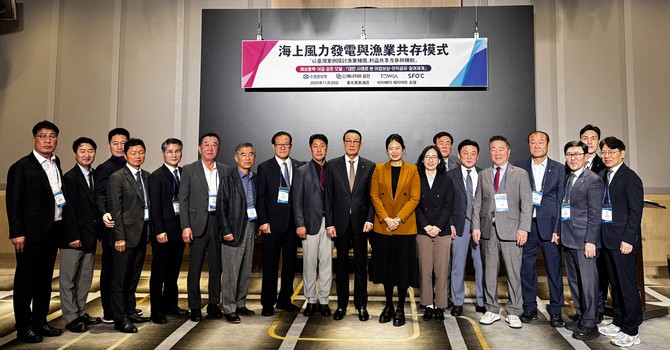 왕마오첸 대만 수산청장은 지난 20일 타이베이 중정구 대만 어업서에서 해상풍력 발전과 수산업 공존 방안을 논의 후 기념촬영을 하고 있다. ⓒ 수협중앙회