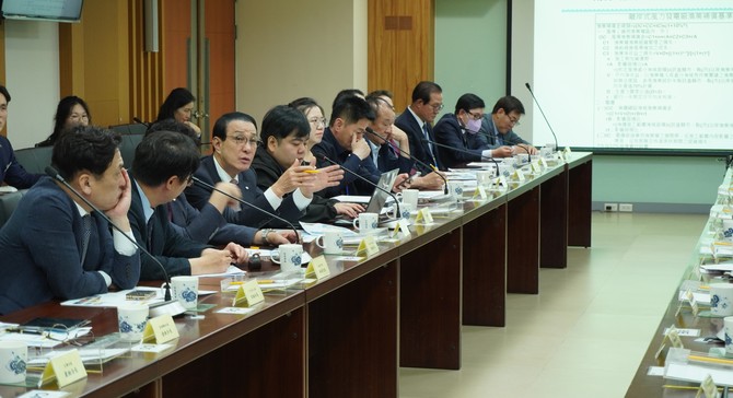 노동진 회장이 왕마오첸 대만 수산청장과 지난 20일 타이베이 중정구 대만 어업서에서 해상풍력 발전과 수산업 공존 방안을 논의하고 있다. ⓒ 수협중앙회