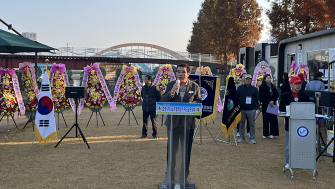 지난 22일 대천파크골프장에서 열린 '제4회 보령시파크골프협회장기 파크골프대회'에서 김동일 시장이 축사를 하고 있다. ⓒ 보령시