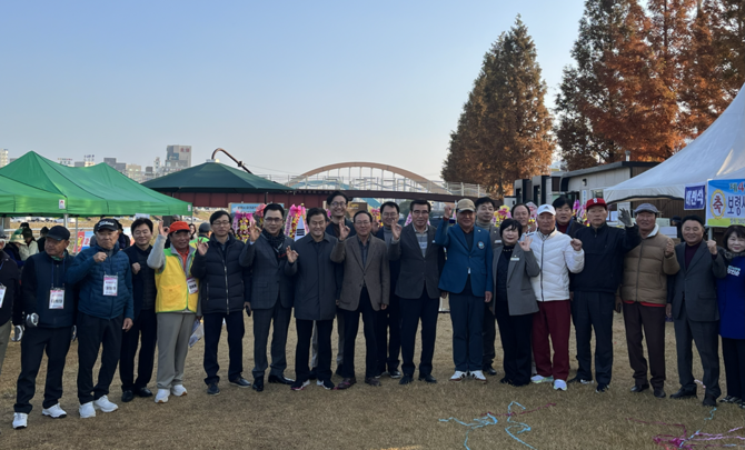 지난 22일 대천파크골프장에서 열린 '제4회 보령시파크골프협회장기 파크골프대회'를 개최 후 기념촬영을 하고 있다. ⓒ 보령시