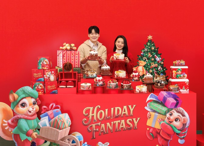 24일 '워크샵 by 배스킨라빈스'에서 모델들이 '홀리데이 판타지' 크리스마스 케이크 라인업과 영국 브랜드 '헌터'와 협업한 겨울 굿즈를 함께 소개하고 있다. ⓒ 배스킨라빈스