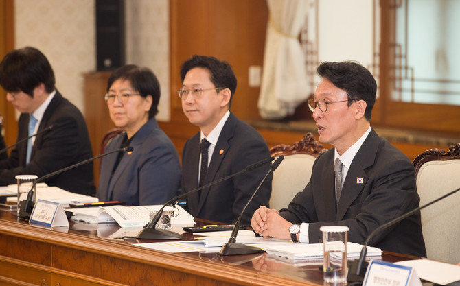 김민석 국무총리가 24일 오전 서울 종로구 정부서울청사 본관 대회의실에서 '제1회 과학기술관계장관회의'를 주재하고 있다. ⓒ 과학기술정보통신부