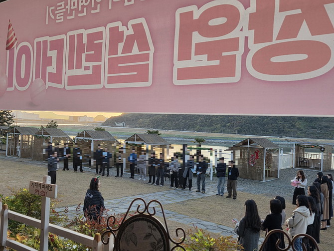 창원시가 진해구 일원에서 진행한 총 8쌍의 커플이 탄생한 미혼남녀 인연만들기 프로그램 '설렌데이'를 진행하고 있다. ⓒ 창원시