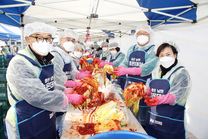 창원시가 창원스포츠파크 만남의광장에서 창원시자원봉사단체협의회(회장 전정숙) 주관으로 '2025년 사랑의 김장담그기 및 나눔 행사'를 실시하고 기념촬영을 하고 있다. ⓒ 창원시