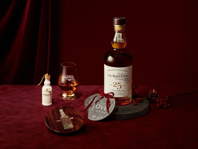 서울신라호텔이 크리스마스를 앞두고 위스키와 예술의 '장인정신'을 직접 경험하는 이색 클래스를 선보인다. © 신라호텔