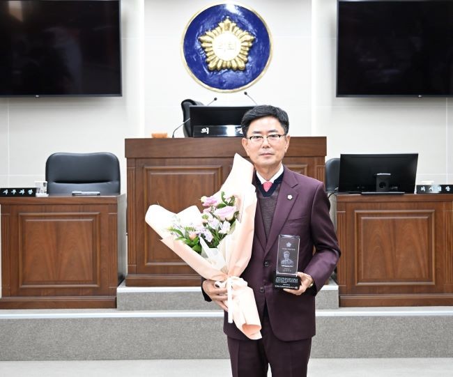 경상북도시군의장협의회에서 수여하는 2025년도 경상북도 의정봉사대상을 수상한 성원환 의원. ⓒ 고령군의회