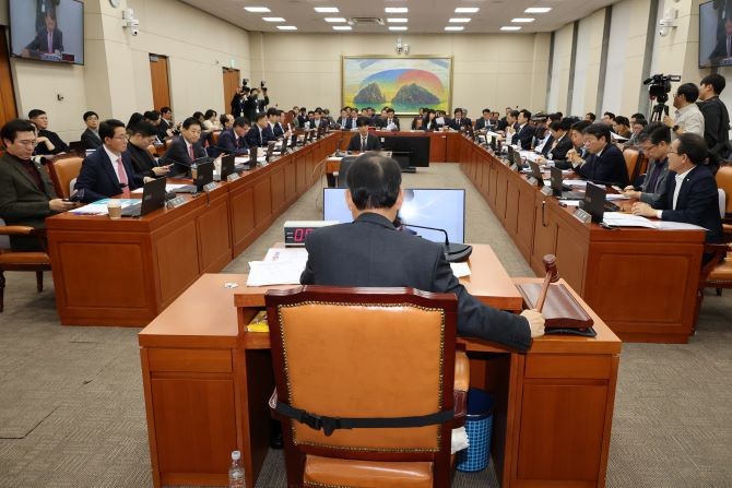 윤한홍 국회 정무위원장이 24일 서울 여의도 국회에서 열린 제429회 국회(정기회) 정무위원회 제10차 전체회의에서 의사봉을 두드리고 있다. ⓒ 연합뉴스