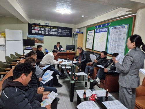 진도군 관내 20여명의 김양식 어업인들이 참석한 가운데 AI 기반 어장공간정보 빅데이터 플랫폼 구축사업 설명회를 하고 있다. ⓒ 진흥원