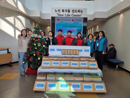 지역 내 조손세대 및 독거어르신 세대에 250만원 상당의 기초 화장품 세트를 전달하고 기념촬영을 하고 있다. ⓒ 롯데케미칼 여수공장