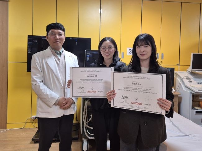 ARDMS SPI 자격시험에 합격한 방사선학과 학사학위 전공심화과정 임수진, 오현정 학생이 지명훈 교수와 기념촬영을 하고 있다. ⓒ 대구보건대학교