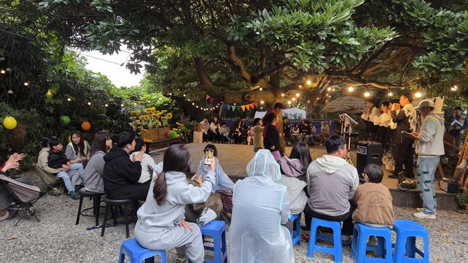 남해군이 관내 12개 캠핑장이 참여한 '2025 보물섬 남해 낭만캠핑페스타'를 진행하고 있는 사진. ⓒ 남해군