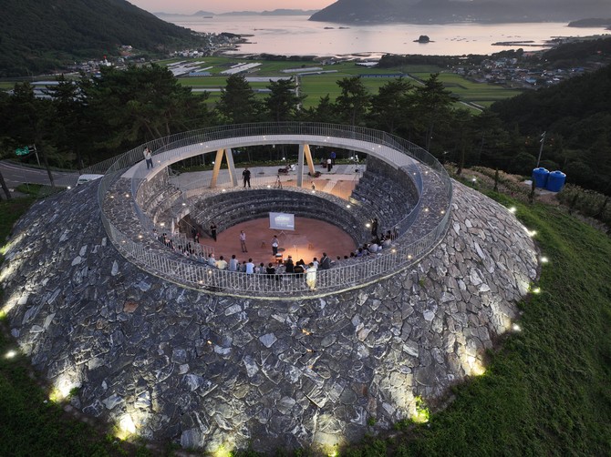 명칭 공모, 설문조사를 거쳐 최종적으로 군정조정위원회 심의를 통해 최종 '앵강공원'으로 확정된 앵강공원에서 진행됐던 야간 행사 사진. ⓒ 남해군