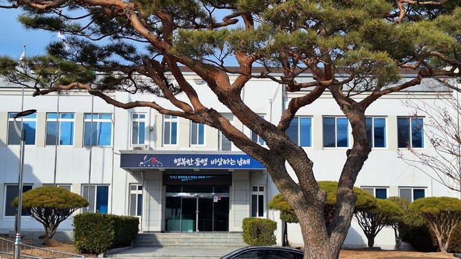 '2025년 상반기 지방자치단체 일자리사업 평가'에서 전국 군 단위 유일하게 최우수 자치단체로 선정 돼 특교세 5000만원을 확보한 남해군청 전경. ⓒ 남해군