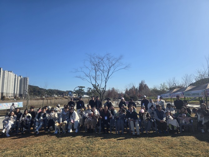 고성군이 수남유수지 생태공원 및 대독누리길 일원에서 '반려견과 함께하는 남파랑길 고성 걷기축제'를 개최하고 기념촬영을 하고 있다. ⓒ 고성군