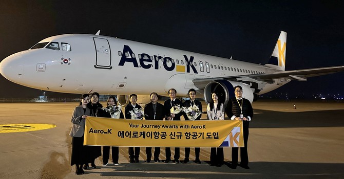 지난 24일 청주공항에 도착한 신규 항공기 앞에서 임직원이 기념촬영을 하고 있다. ⓒ 에어로케이항공