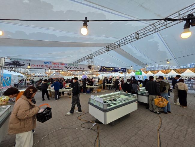 경주 황성공원 타임캡슐광장에 마련된 '2025 경주 한우축제' 판매체험 부스에서 시민들이 천년한우와 지역 축산물을 구매하고 있다. ⓒ 경주시