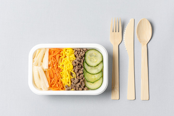 식물성 원료로 만든 비목재 펄프 소재로 제작된 기내식 용기. ⓒ 대한항공