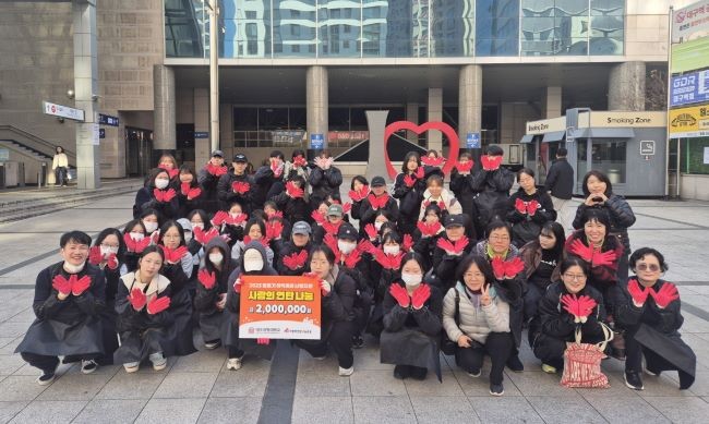 대구과학대학교 사회봉사단 학생들이 지난 22일 '사랑의 연탄 나눔 봉사활동'을 마친 후 단체 기념촬영을 하고 있다. ⓒ 대구과학대학교