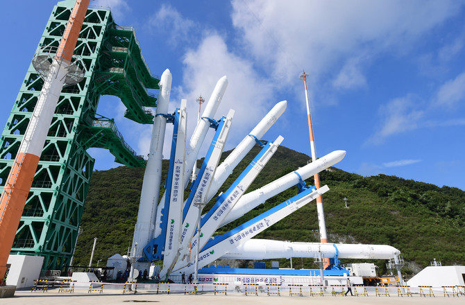 지난 9월 발사 전 최종 리허설 격인 '추진제 충전·배출 사전시험'(WDR)을 위해 누리호가 발사대에 장착되는 모습. ⓒ 한국항공우주연구원