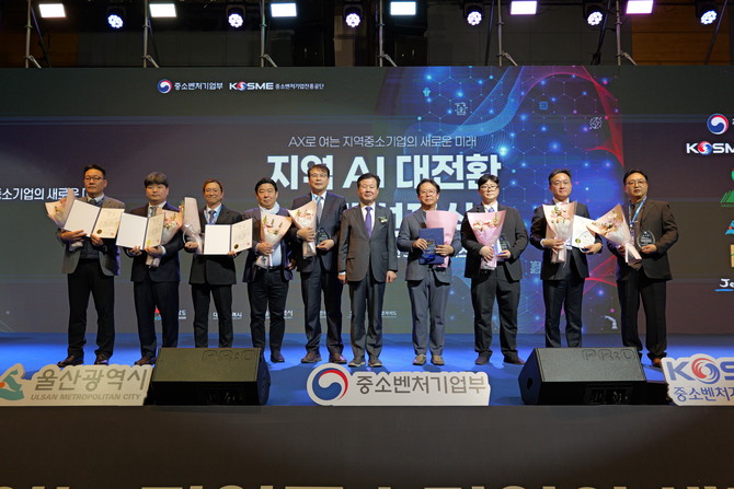 메디아이플러스가 19일 '중소기업 AI 전환 우수사례 공모전' 시상식에서 우수상을 수상했다. © 메디아이플러스