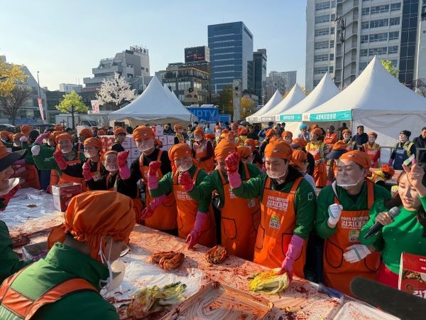 하이트진로 특판광주지점은 22일 ‘김치의 날’을 맞아 김장김치 나눔 봉사활동을 진행했다. ⓒ 하이트진로