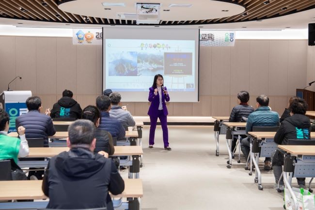울릉군은 주요 관광지 근로자를 대상으로 관광객 응대 친절 교육과 응급상황 대비 안전 교육을 실시했다. ⓒ 울릉군