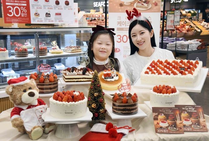 홈플러스 베이커리 브랜드 '몽 블랑제'가 높은 품질과 합리적인 가격을 내세운 크리스마스 케이크를 선보인다. © 홈플러스