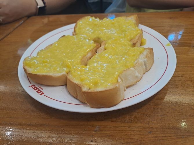 방콕의 유명 디저트 카페 '몬 넘 솟'의 토스트 = 박진우 기자