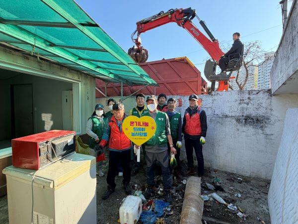 화순군이 장애인 부부의 심각한 주거환경 개선에 나섰다. 사진은 주거환경개선에 참여한 전국민주연합노동조합 화순지부 조합원(환경미화원)모습. ⓒ 화순군